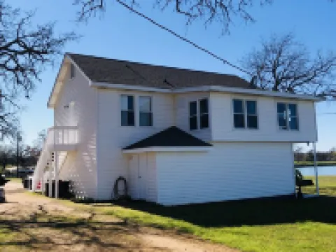 Small but cozy apartment style lakefront home on Buchanan Dam with great views! Hotels in Buchanan Dam