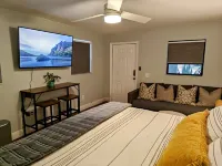 King. Minutes to Wilton Drive. Private entrance and bathroom.