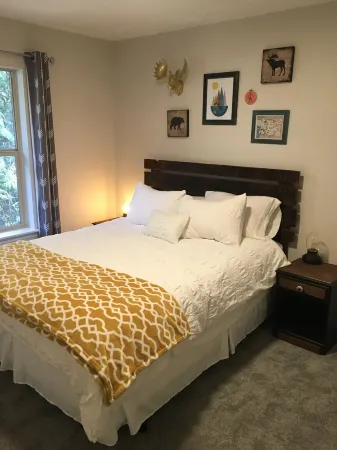 Spacious Mount Hood home near river, dogs OK, game room, WiFi