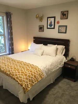 Spacious Mount Hood home near river, dogs OK, game room, WiFi