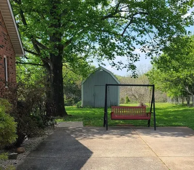 Welcome to your home away from home at my Bardstown’s Sweet Retreat! Hotels near Chuckleberry Farm & Winery