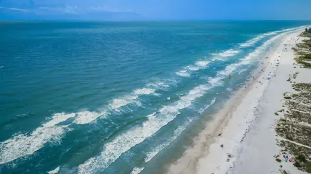 On the Beach Condo “Little Peace of Heaven” at Piper's Run Отели рядом с достопримечательностью «Сисайд Сиберд Санкчури»