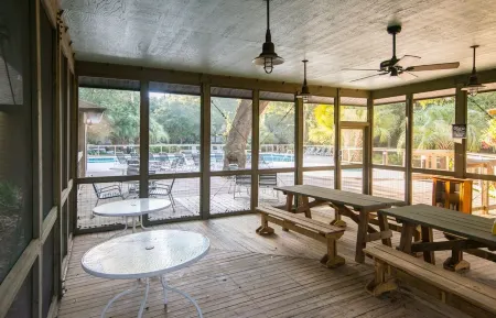 SeaGlass Kiawah – Stylish Cottage Steps from Beach, Pools & Golf