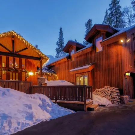 Steps from Four O Clock Run, Spacious and Charming  Ski-In/Ski-Out Retreat