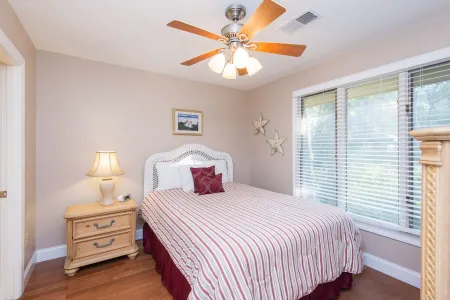 Pets Ok, Bikes Included,(4), Walking Distance To Beach And Pool, Sleeps 7