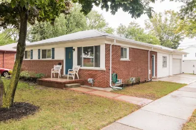 Explore Royal Oak and Birmingham from Merrill House! Hotel in zona Blu Jean Blues