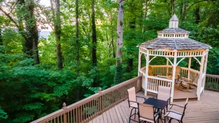 4Br Mountain Retreat Sleeps 12 with Hot Tub Pet Friendly 10Min to Asheville