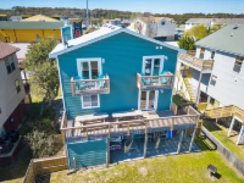 Spacious (multi) Family Home - Walk to Beach and Restaurants - "Cerulean C"
