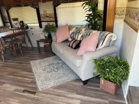 5th wheel on lot. Отели рядом с достопримечательностью «Парк Тилликум»