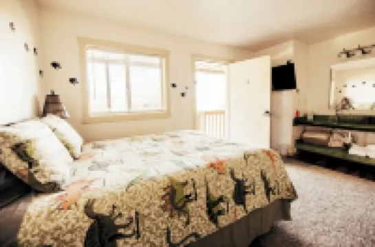 Secluded South Getaway Sleeps 43+ Clubhouse, Reunions, Dinosaur Quarry nearby