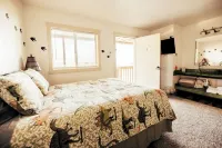 Secluded South Getaway Sleeps 43+ Clubhouse, Reunions, Dinosaur Quarry nearby