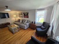 Abigail's Country House. 2 minutes To Skiing. Swimming, Hiking very close by.