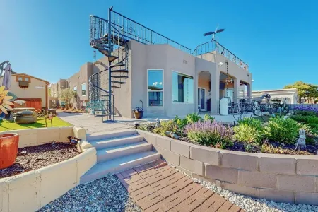 Best view in town.  Minutes away from Old town and the Albuquerque zoo Отели рядом с достопримечательностью «Альбукерке Ботаникал Гарден»