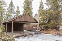 Skyliner Chalet ~ Heart of Sunriver ~ Hot Tub ~ AC ~SHARC Passes