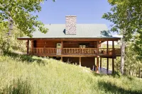 Custom Log Cabin w/ MTN views, wrap around decks, 10 Min. to Fishing & Reservoir