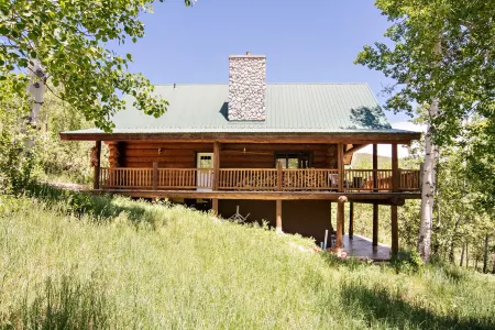 Custom Log Cabin w/ MTN views, wrap around decks, 10 Min. to Fishing & Reservoir