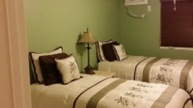 2Br/1BA Beachfront - Great Location- Exceptional Reviews