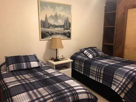 Ketchikan Northern Retreat - 3 Bedroom Apartment on Large Private Lot Отели в г. Кетчикан Гейтуэй