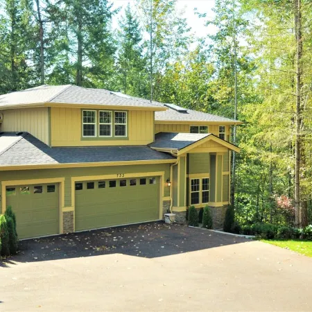 Spacious, family friendly, great for hosting w/ large island, quite & peaceful!