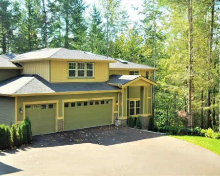 Spacious, family friendly, great for hosting w/ large island, quite & peaceful! Hotels in Sammamish