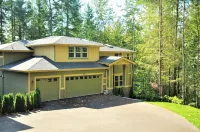 Spacious, family friendly, great for hosting w/ large island, quite & peaceful!