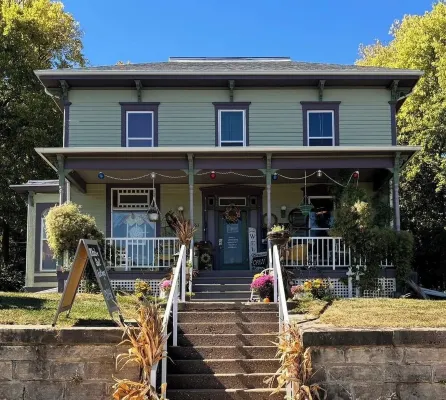Historical riverfront home in beautiful LeClaire. Kid and pet friendly! Hotels in Le Claire