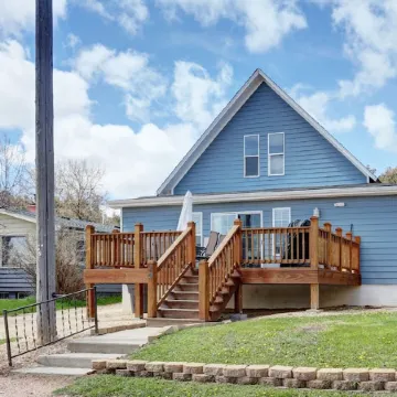 Spacious 3BR Home w/ Deck – Right in Downtown Custer, Shops & Dining!