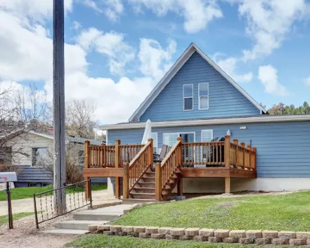 Spacious 3BR Home w/ Deck – Right in Downtown Custer, Shops & Dining! Hoteles en Custer