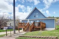 Spacious 3BR Home w/ Deck – Right in Downtown Custer, Shops & Dining! Các khách sạn gần Custer County 1881 Court House Museum