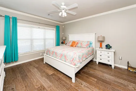 Lakeside vacationing close to golf courses, restaurants and boat rental company!