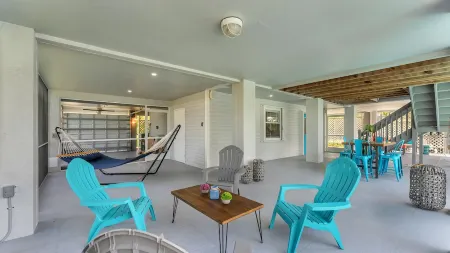 Key West Style 4-4 House, Heated Pool, Deck, Canal, Outdoor Kitchen & More Отели рядом с достопримечательностью «Парк Каксамбас Бот»