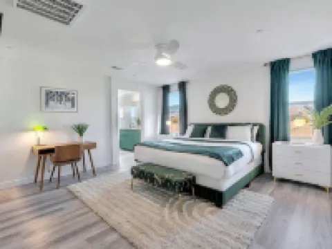 green door · Lux Resort Gem ~ Backyard Pool/Spa ~ Near Festival コーチェラのホテル