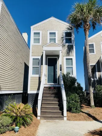 Saltwater Zen -- Your Oceanfront Retreat on Fripp Island Отели в г. Фрипп Айленд