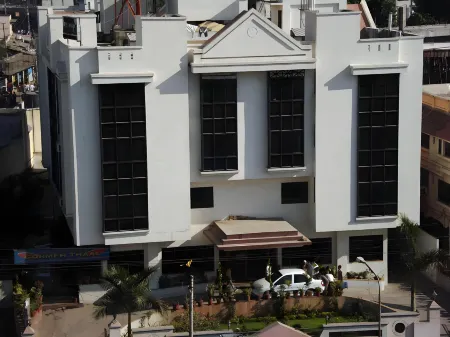 Hotel Ambaji International Отели в г. Дхекал