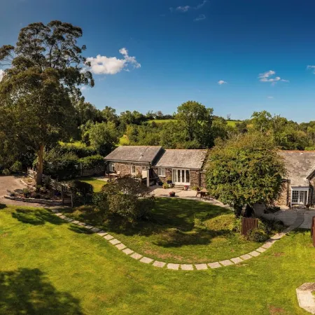 Beautiful, Romantic  Cottage in Rural Setting with Country Club Membership.