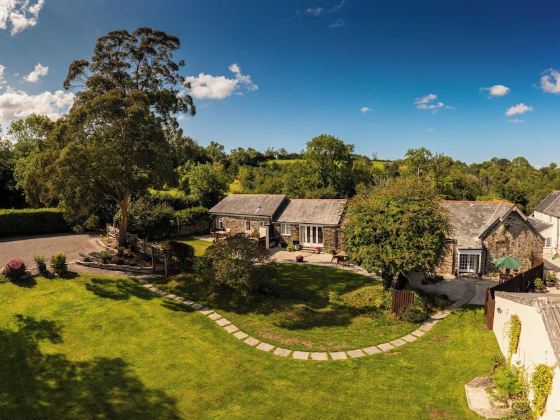 Beautiful, Romantic  Cottage in Rural Setting with Country Club Membership.