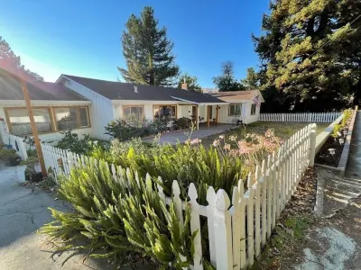 Entire home/Patio w/Mountain & Bay View/Pond