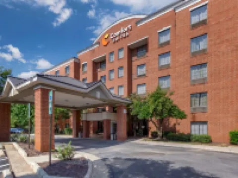 คอมฟอร์ตสวีทส์ รีเจนซีพาร์ค โรงแรมในแครี