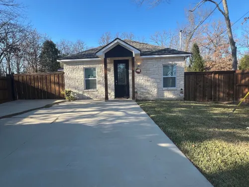 Cozy 3-bedroom house with AC and WiFi in awesome Log Cabin