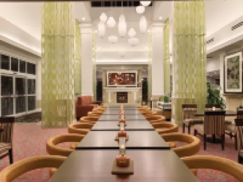 亞克朗坎頓機場希爾頓花園酒店 格林酒店