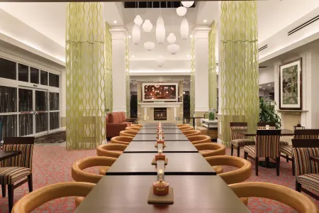 Hilton Garden Inn Akron-Canton Airport Отели в г. Гринтаун