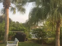Perfect getaway! Newly remodeled waterfront suite. Hotels in Warm Mineral Springs