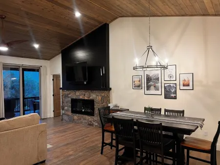 Bison Haven Cabin-Your Home Away from Home Отели в г. Шоу Лоу