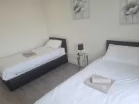 New x2 bedroom apartment free parking & Wi-Fi