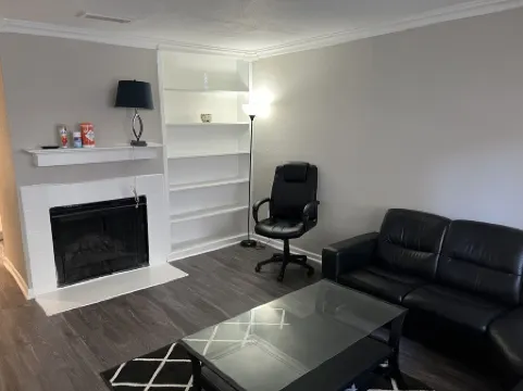 Beautiful 1-bedroom Townhome with nice amenities. Отели рядом с достопримечательностью «Маркет сквер эт Элдридж»