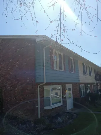 Charming 3-bedroom townhome with AC and WiFi in Greensburg