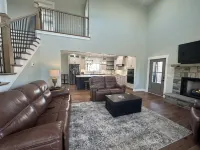 Holliday Inn, The Pines - Spacious and Luxurious 4 Bedroom Lake Home Sleeps 12