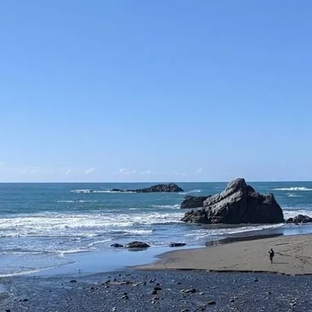 Sparkling Clean, Private & Quiet! Amazing Ocean Views [5]