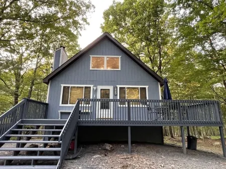 Charming updated 3-bedroom house in Lackawaxen with HOT TUB