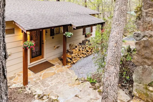 Lake Escape w/ Hot Tub + Guesthouse